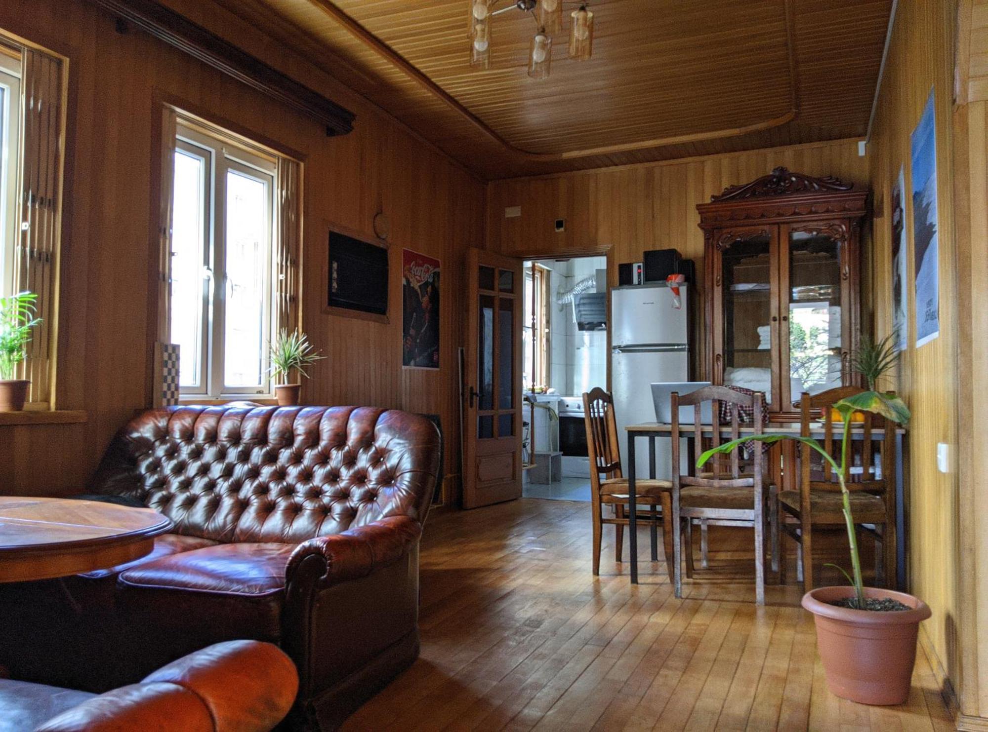 Palm Hostel バトゥーミ エクステリア 写真