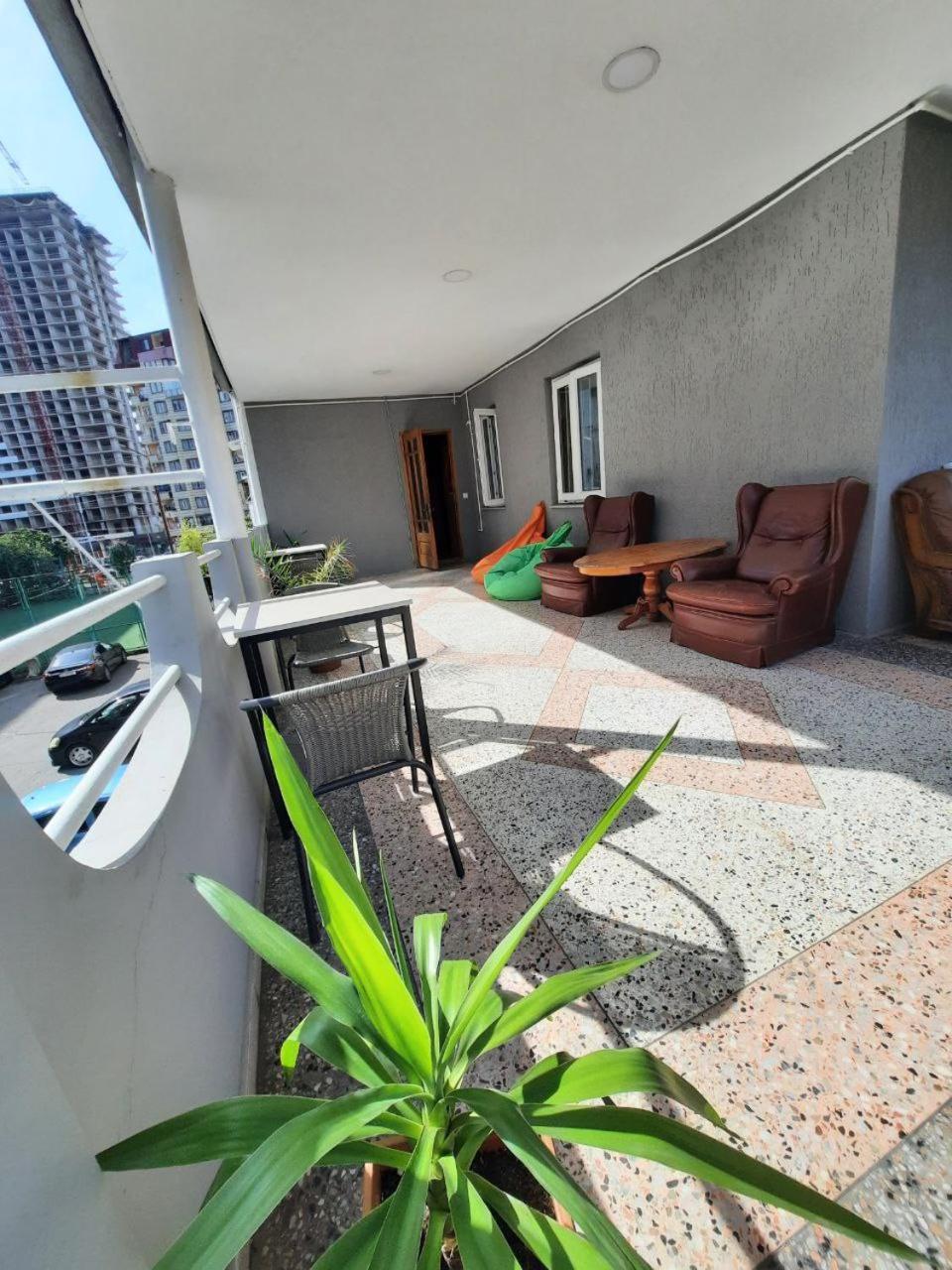 Palm Hostel バトゥーミ エクステリア 写真